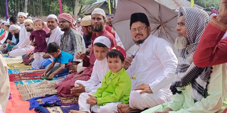 মতিনগর শাহী ঈদগাহ ময়দানে ঈদ-উল-ফিতরের নামাজ আদায় করে মুসলিম ধর্মালম্বীরা।