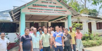 লাইসেন্স রিনিউয়াল না হওয়ায় গাড়ি চালকদের বিক্ষোভ প্রদর্শন