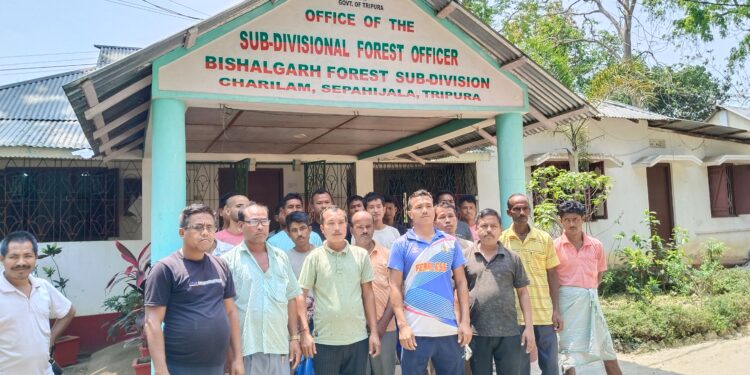লাইসেন্স রিনিউয়াল না হওয়ায় গাড়ি চালকদের বিক্ষোভ প্রদর্শন