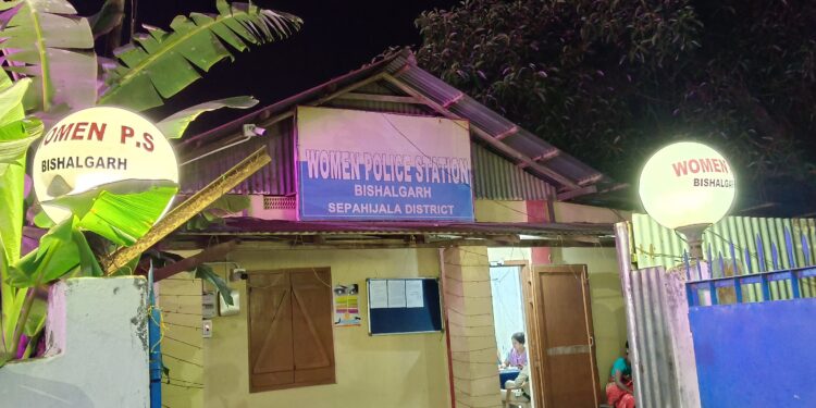 অভিযোগ নথিভুক্ত করতে গিয়ে ব্যাপক তালবাহানার অভিযোগ বিশালগড় মহিলা থানার বিরুদ্ধে