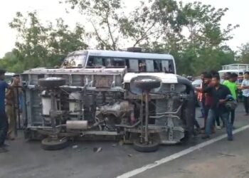 ছোট্ট মালবাহী ট্রাক উল্টে গুরুতর আহত তিন