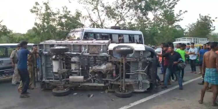 ছোট্ট মালবাহী ট্রাক উল্টে গুরুতর আহত তিন