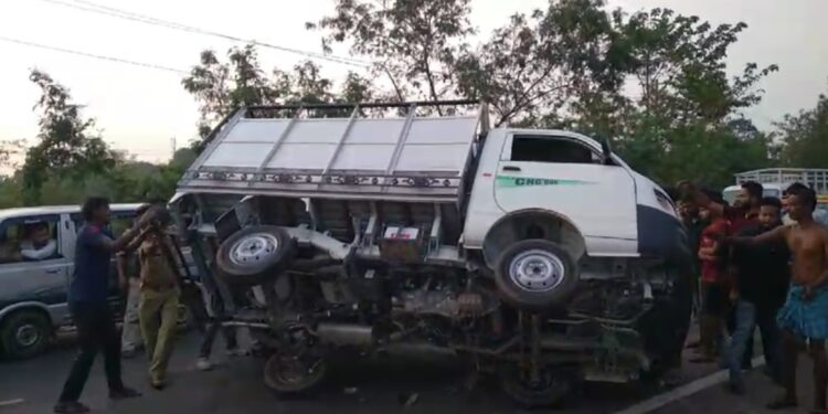 ছোট্ট মালবাহী ট্রাক উল্টে গুরুতর আহত তিন