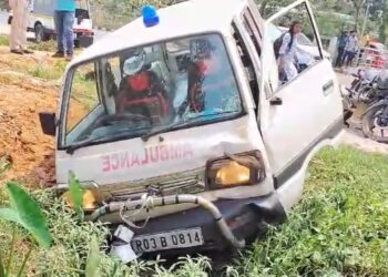 এম্বুলেন্স ও বাইকের মুখোমুখি সংঘর্ষে গুরুতর আহত তিন
