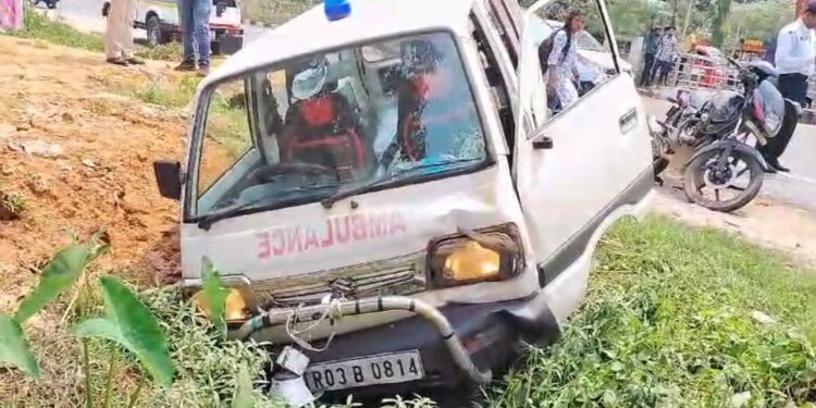 এম্বুলেন্স ও বাইকের মুখোমুখি সংঘর্ষে গুরুতর আহত তিন