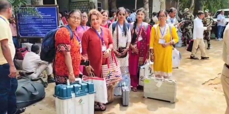 বিশালগড় মহকুমার ১৫৪ টি পুলিং স্টেশনে ইভিএম সহ রওনা হল ভোট কর্মীরা