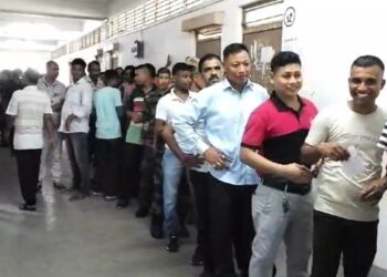 দীর্ঘ দেড় ঘন্টা পর শুরু পোস্টাল ব্যালটে ভোট গ্রহণ অভিযোগ ভোটারদের