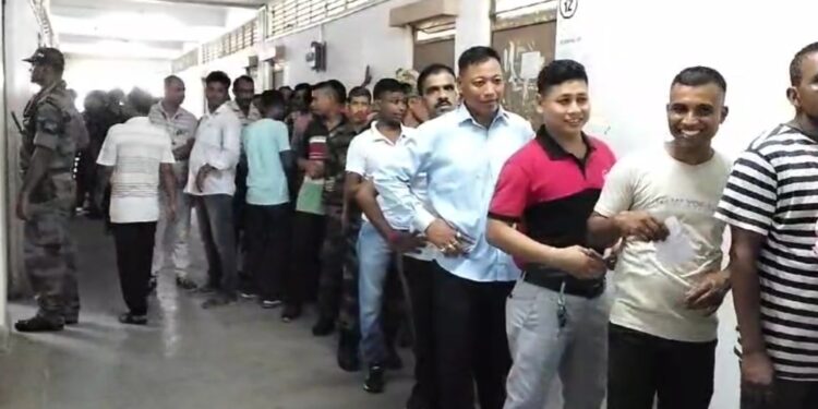 দীর্ঘ দেড় ঘন্টা পর শুরু পোস্টাল ব্যালটে ভোট গ্রহণ অভিযোগ ভোটারদের