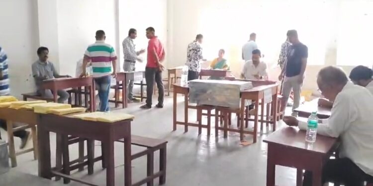 দীর্ঘ দেড় ঘন্টা পর শুরু পোস্টাল ব্যালটে ভোট গ্রহণ অভিযোগ ভোটারদের