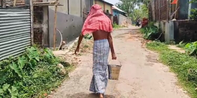 তিনদিন ধরে পানীয় জল পাচ্ছে না শতাধিক পরিবারের সাধারণ মানুষজন