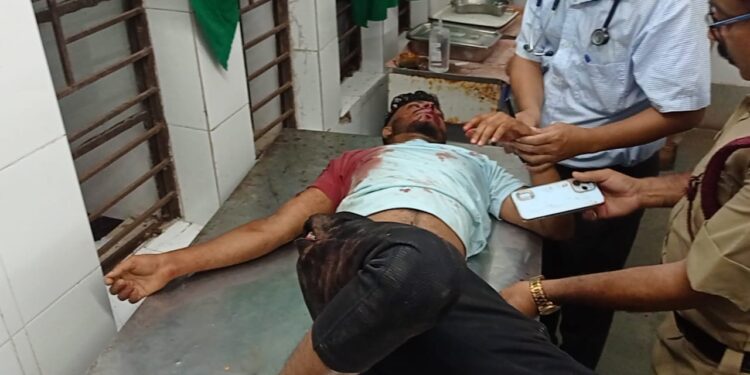 চিনি বোঝাই বোলেরো গাড়ির ধাক্কায় রক্তাক্ত বাইক চালক