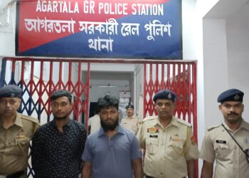 এক বাংলাদেশী সহ এক ভারতীয় টাউট আটক পুলিশের হাতে