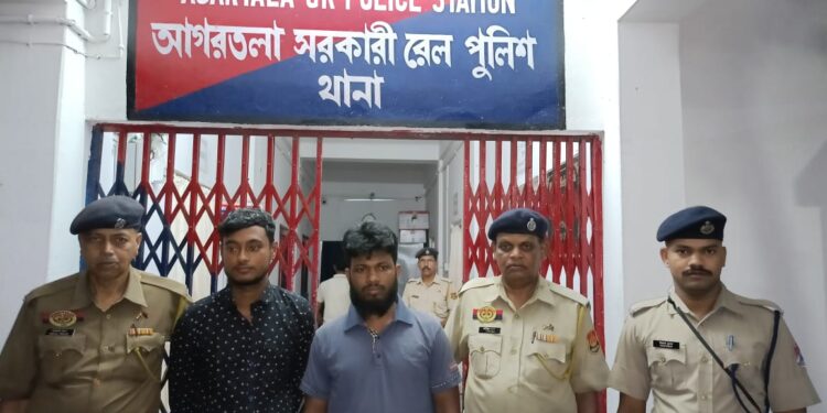 এক বাংলাদেশী সহ এক ভারতীয় টাউট আটক পুলিশের হাতে