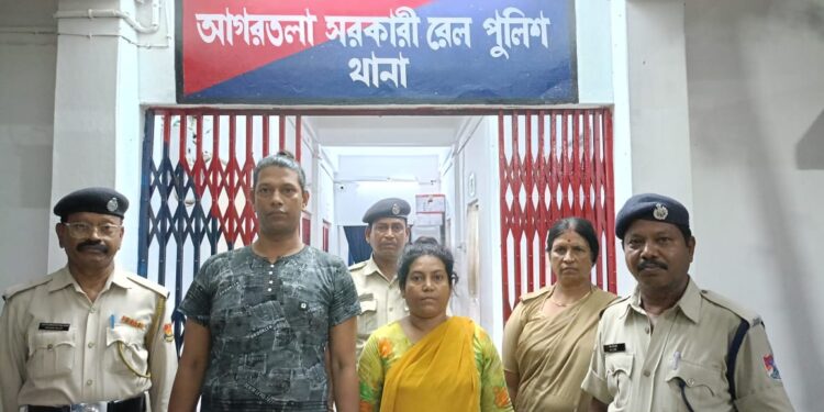 মঙ্গলবার সন্ধ্যায় দুই বাংলাদেশী আটক পুলিশের হাতে