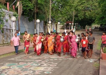 বৃষ্টির আশায় কসবা কালি মায়ের মন্দিরে জল ঢালল মহিলারা