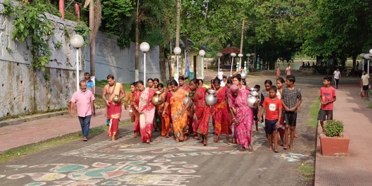 বৃষ্টির আশায় কসবা কালি মায়ের মন্দিরে জল ঢালল মহিলারা