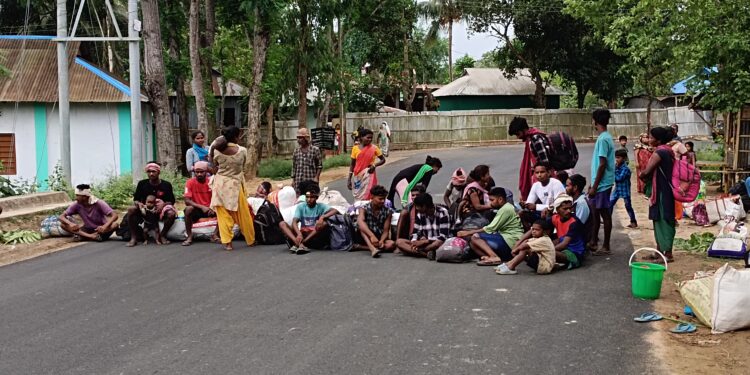বকেয়া পাওনার দাবিতে পথ অবরোধ ইটভাট্টার শ্রমিকদের