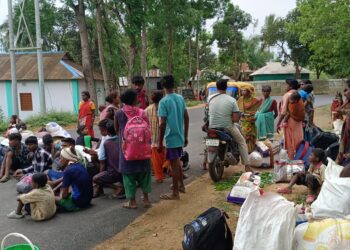 বকেয়া পাওনার দাবিতে পথ অবরোধ ইটভাট্টার শ্রমিকদের