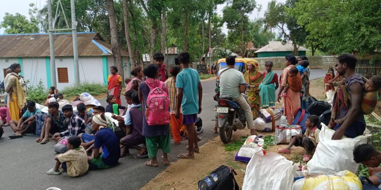বকেয়া পাওনার দাবিতে পথ অবরোধ ইটভাট্টার শ্রমিকদের