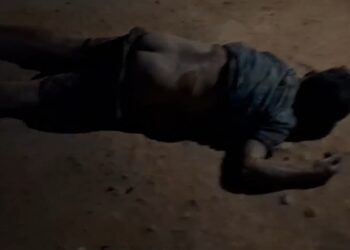 চিনি বোঝাই মারুতি গাড়ির ধাক্কায় গুরুতর আহত এক যুবক