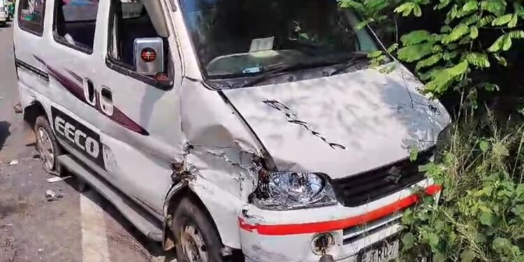 তিনটি গাড়ির সংঘর্ষে আহত চার