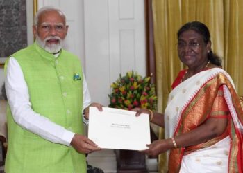 রাষ্ট্রপতির হাতে প্রধানমন্ত্রী তুলে দিলেন পদত্যাগ পত্র