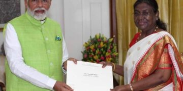 রাষ্ট্রপতির হাতে প্রধানমন্ত্রী তুলে দিলেন পদত্যাগ পত্র