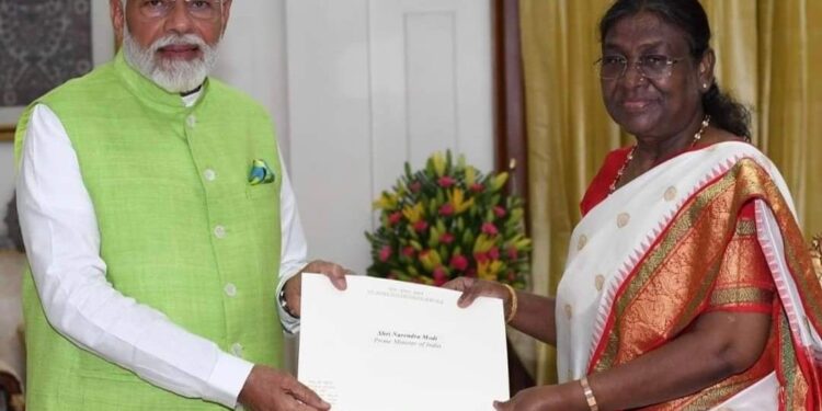 রাষ্ট্রপতির হাতে প্রধানমন্ত্রী তুলে দিলেন পদত্যাগ পত্র