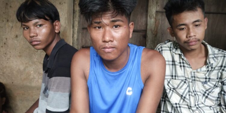 তিন গরু চোরকে গণধোলাই দিয়ে পুলিশের হাতে তুলে দিল এলাকাবাসী