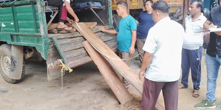 গভীর রাতে অবৈধ চেরাই কাঠ উদ্ধার করল বনকর্মীরা