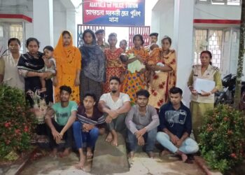 ১১ জন বাংলাদেশী আটক পুলিশের হাতে