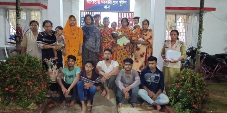 ১১ জন বাংলাদেশী আটক পুলিশের হাতে