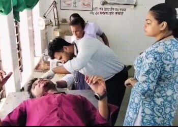 চলন্ত ট্রেন থেকে ছিটকে পড়ে গুরুতর আহত এক যুবক