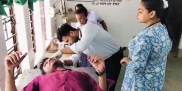 চলন্ত ট্রেন থেকে ছিটকে পড়ে গুরুতর আহত এক যুবক