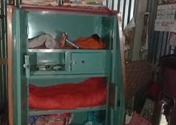 বাড়ির লোকের অনুপস্থিতির সুযোগে হাত সাফ করে দিল চোরের দল