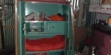 বাড়ির লোকের অনুপস্থিতির সুযোগে হাত সাফ করে দিল চোরের দল