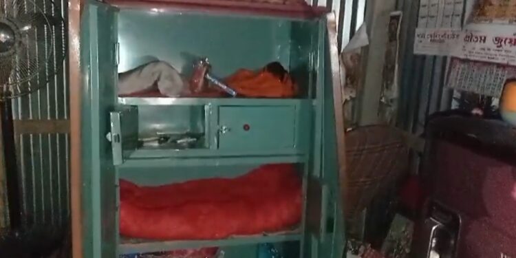 বাড়ির লোকের অনুপস্থিতির সুযোগে হাত সাফ করে দিল চোরের দল