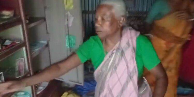 বাড়ির লোকের অনুপস্থিতির সুযোগে হাত সাফ করে দিল চোরের দল