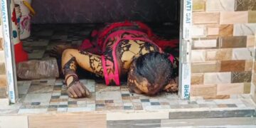 নিজ গায়ে কেরোসিন ঢেলে অগ্নিদগ্ধ হয়ে আত্মহত্যা ৪৫ বছর বয়সি এক মহিলার