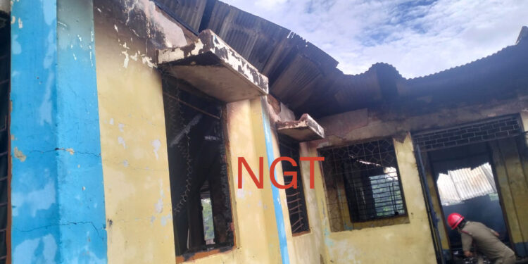 মঙ্গলবার সকালে আগুনে পুড়ে ভস্মিভূত শিলাছড়ি উপজাতি বয়েজ হোস্টেলটি