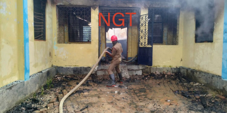 মঙ্গলবার সকালে আগুনে পুড়ে ভস্মিভূত শিলাছড়ি উপজাতি বয়েজ হোস্টেলটি