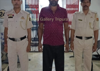 পুলিশের হাতে আটক এক বাংলাদেশী মানব পাচারকারী