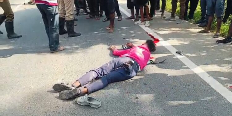বাস গাড়ির চাকায় পিষ্ট বাইক চালক সহ এক আরোহী