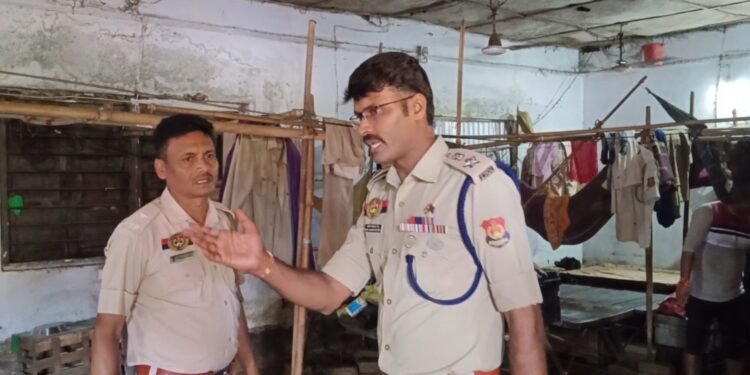 বিশালগড় থানা পরিদর্শনে আসে জেলার এসপি