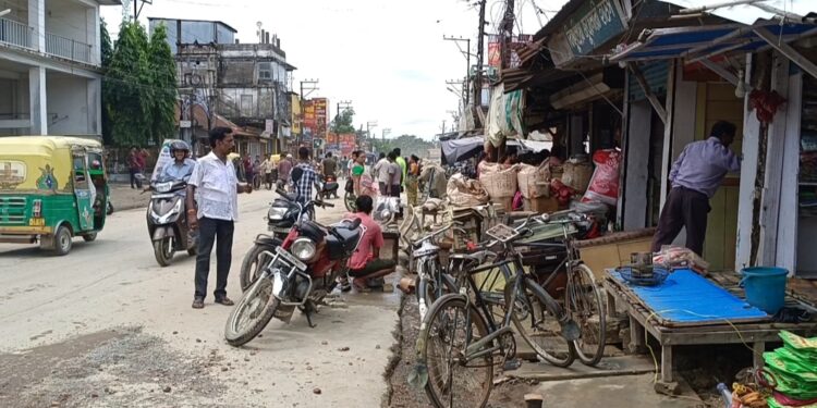 ধংসলীলা স্বচক্ষে দেখে আঁতকে উঠল ব্যাবসায়ীরা