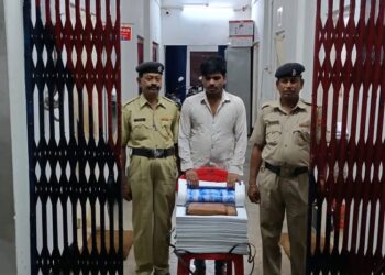অভিনব পদ্ধতিতে গাঁজা পাচার করতে গিয়ে পুলিশের হাতে আটক এক