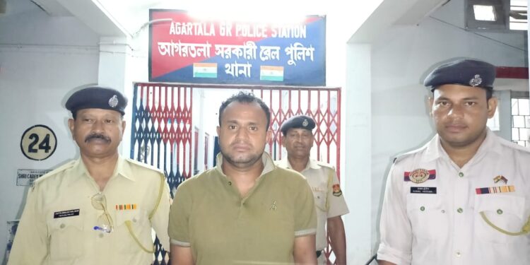 আগরতলা রেল স্টেশন পুলিশের হাতে আটক এক ভারতীয় মানব পাচারকারী