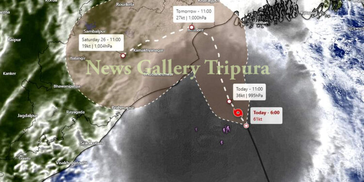 গতিপথ বদলে আরও বিধ্বংসী রূপ ধারণ করছে ঘূর্ণিঝড় ডানা!