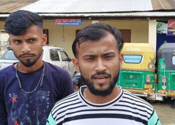 দিনদুপুরে ছিনতাইর ভূমিকায় ট্রাফিক পুলিশ