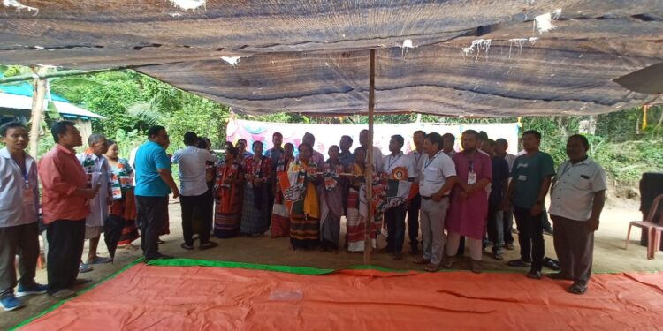 ৮ পরিবারের ৪৩ জন ভোটার শাসকদল ছেড়ে কংগ্রেসে যোগদান করে